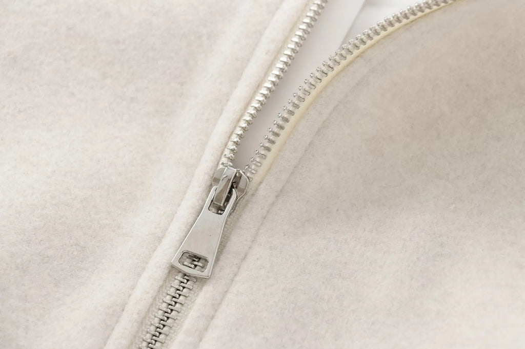Chaqueta Cherry Pulse — Estilo Streetwear con Corte Cropped Moderno