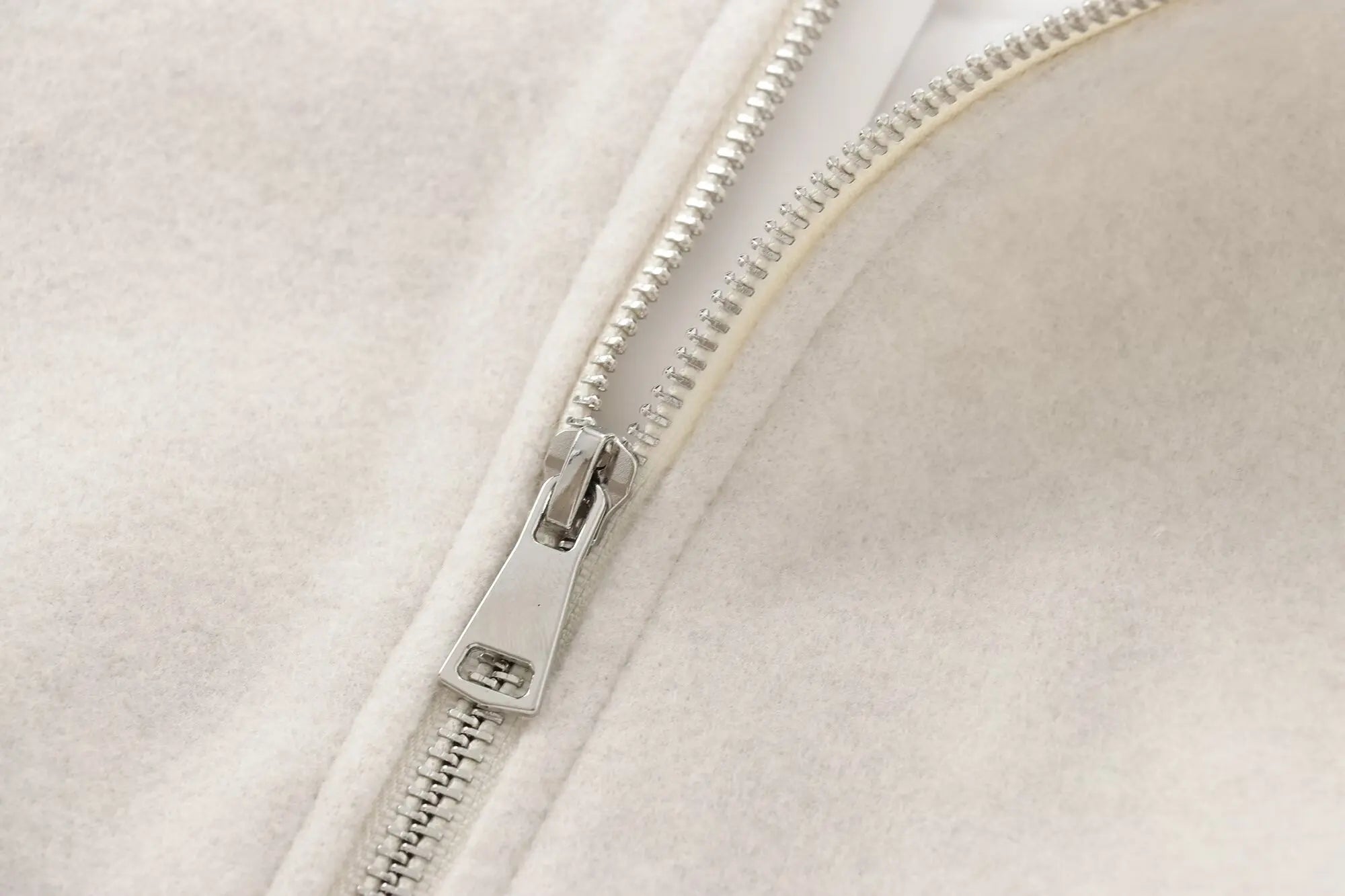 Chaqueta Cherry Pulse — Estilo Streetwear con Corte Cropped Moderno