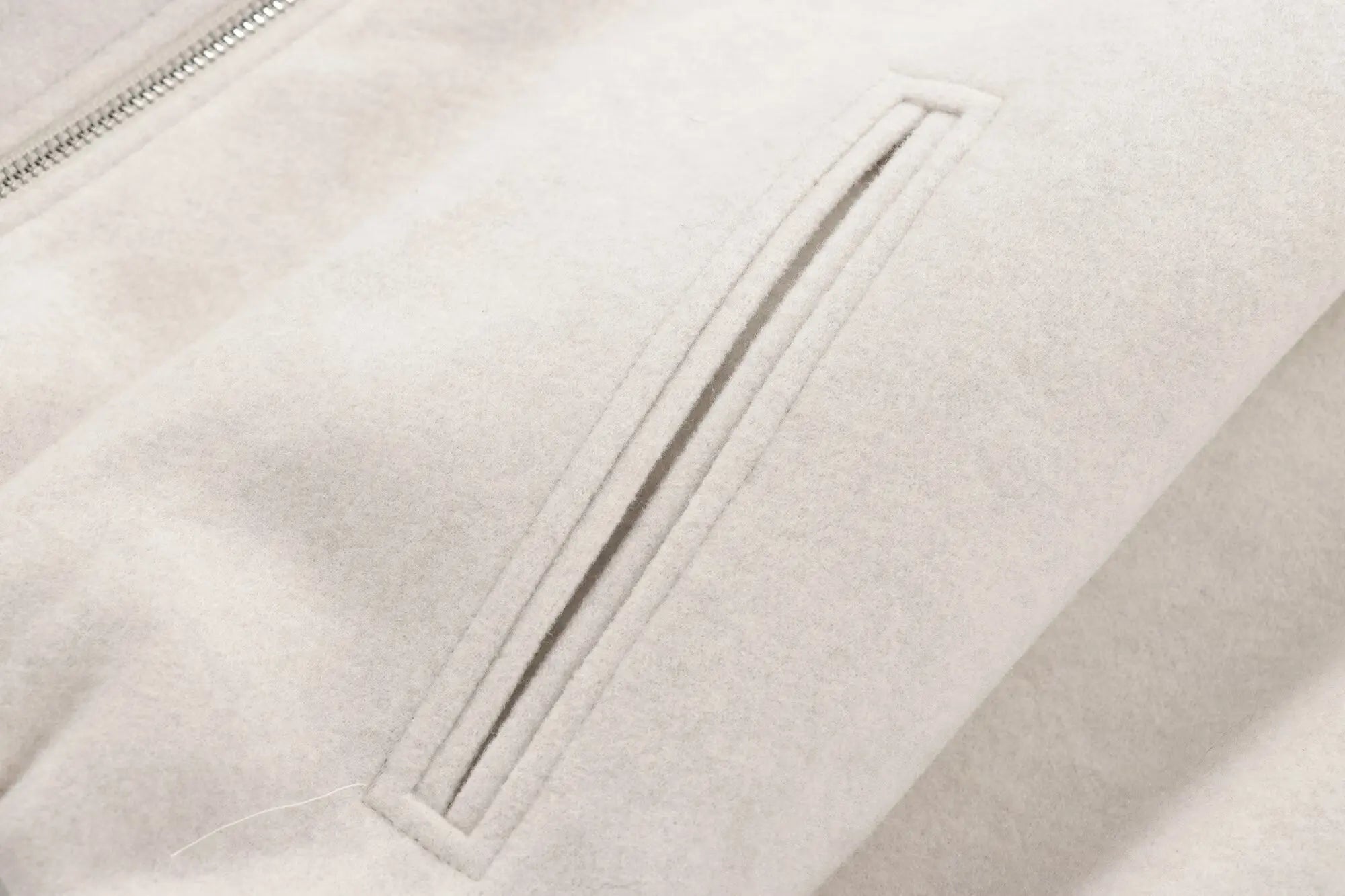Chaqueta Cherry Pulse — Estilo Streetwear con Corte Cropped Moderno