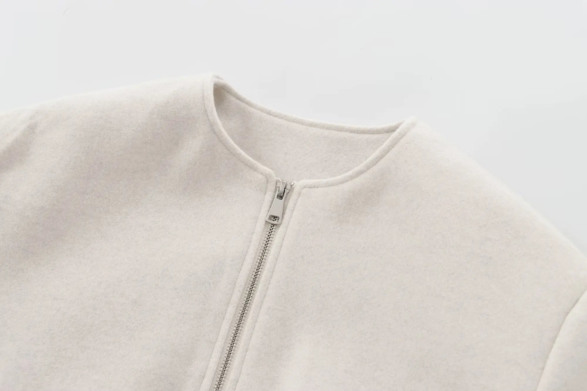 Chaqueta Cherry Pulse — Estilo Streetwear con Corte Cropped Moderno